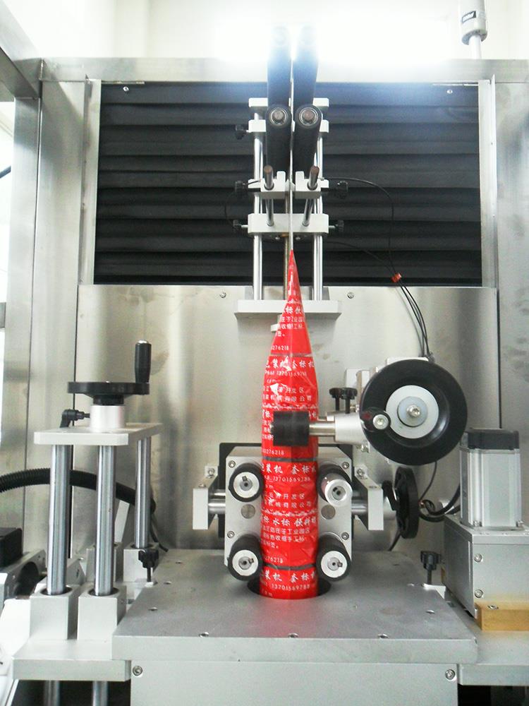 自動プラスチックウォータージュースボトル熱収縮スリーブラベリングマシン